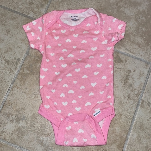 Gerber's Brand New One Piece Snap Bottom Bodysuit Short Sleeved Pink with Hearts - Picture 3 of 4